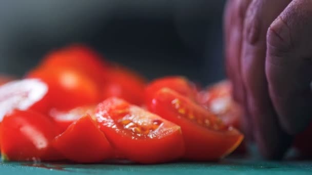 Chef Schneidet Tomaten Tomaten Mit Einem Messer Schneiden Essen Aus — Stockvideo