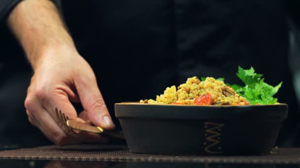 Szef Kuchni Położył Widelec Nóż Pobliżu Potrawy Ryżowej Pilaf Zbliżenie — Wideo stockowe