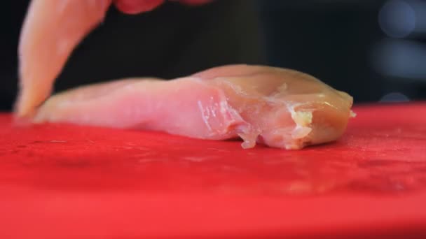 Σεφ Κόβει Κρέας Κοτόπουλου Μαχαίρι Κοντινό Πλάνο Τροφίμων Διαδικασία Μαγειρέματος — Αρχείο Βίντεο