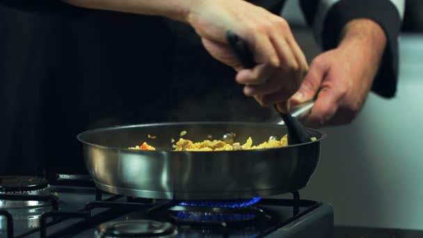 Chef Agitando Rice Pilaf Una Sartén Una Placa Gas Comida — Vídeos de Stock