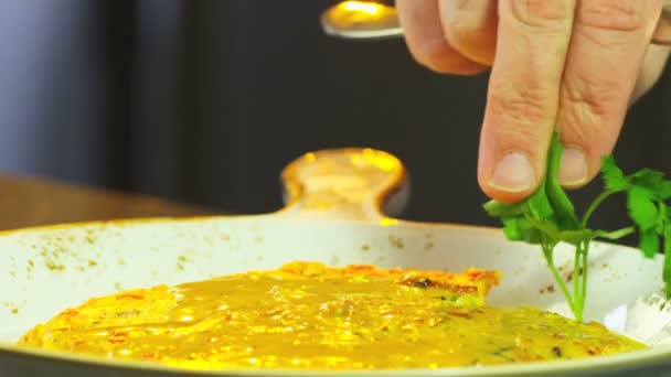 Chef Ajoute Des Verts Vaisselle Mettre Décoration Vaisselle Gros Plan — Video