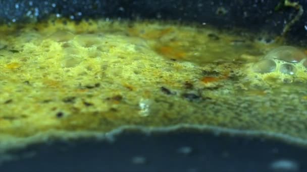 鍋に醤油を沸かす クローズアップ フード 調理プロセス 料理長 料理長 レッドドラゴンカメラ スローモーション シネマティック品質マクロ映像 — ストック動画