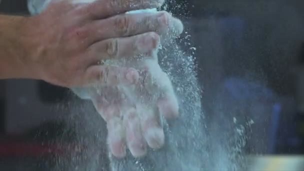 Szef Klaszcze Ręce Wypełnione Mąką Cząsteczki Pyłu Zbliżenie Jedzenie Proces — Wideo stockowe