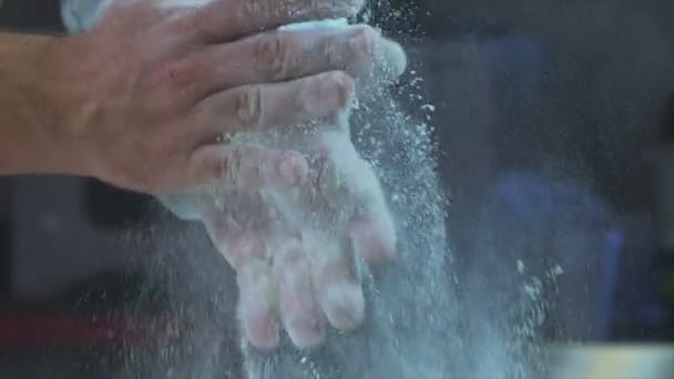 Chef Claps Mãos Cheias Farinha Partículas Comida Close Processo Cozinhar — Vídeo de Stock