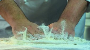 Chef Dips Chicken Meat in un. Una batırılmış tavuk fileto. Yemek pişirme süreci. Şef Aşçılık Tabağı. Şef yemek hazırlıyor. Kırmızı Destansı Ejder Kamerası Sinema Yavaş Sinema Görüntüsü.