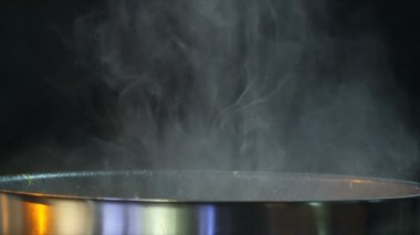 Petrol, su ve duman (buhar) damlaları tavadan fışkırır. Sıcak Pan Su Sıçratan Yağı. Tavada kaynatılmış tabak sosu. Tavadaki yağ, Yavaş Hareket 'i püskürtüyor. Kızıl Destansı Ejder Kamerası Sinema Görüntüsü.