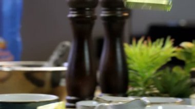 Şef Pan 'a zeytinyağı döker. Yağ dökülüyor. Yakın çekim yemek. Yemek pişirme süreci. Şef Aşçılık Tabağı. Şef yemek hazırlıyor. (Kızıl Ejder Kamerası, Sinema Kaliteli Makro Görüntüler).