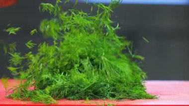 Doğranmış sebzeler. Şef Kesici Dill. Şef Yeşilleri Yavaş Çekimde Kesiyor. Yakın çekim yemek. Yemek pişirme süreci. Şef Aşçılık Tabağı. Şef yemek hazırlıyor. (Kızıl Ejder Kamerası, Sinema Kaliteli Makro Görüntüler).