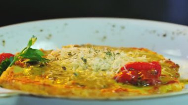 Tabak Döndürme 'de tavuk şnitzel. Tabak dönüyor. Yakın çekim yemek. Yemek pişirme süreci. Şef Aşçılık Tabağı. Şef yemek hazırlıyor. (Kızıl Ejder Kamerası, Sinema Kaliteli Makro Görüntüler).