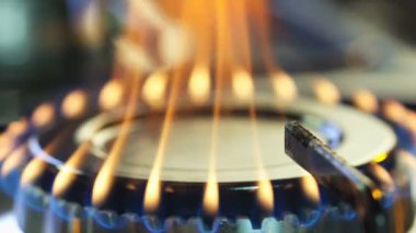 Gaz Ocağı Ateşi 'ni kapatın. Yakın çekim yemek. Yemek pişirme süreci. Şef Aşçılık Tabağı. Şef yemek hazırlıyor. (Kızıl Ejder Kamerası, Sinema Kaliteli Makro Görüntüler).
