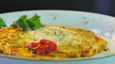 Tabak Döndürme 'de tavuk şnitzel. Tabak dönüyor. Yakın çekim yemek. Yemek pişirme süreci. Şef Aşçılık Tabağı. Şef yemek hazırlıyor. (Kızıl Ejder Kamerası, Sinema Kaliteli Makro Görüntüler).