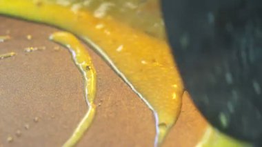 Eriyen Tereyağı. Şef Tereyağını Eritiyor. Yakın çekim yemek. Yemek pişirme süreci. Şef Aşçılık Tabağı. Şef yemek hazırlıyor. (Kızıl Ejder Kamerası, Sinema Kaliteli Makro Görüntüler).