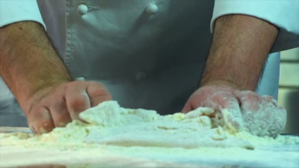Chef Sumerge Carne Pollo Harina Filete Pollo Bañado Con Harina — Vídeo de stock