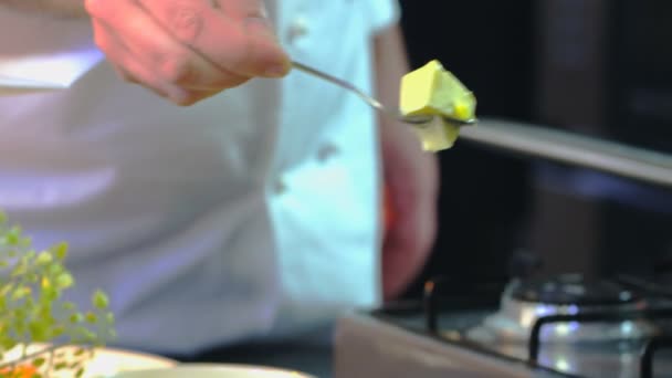 Chef Legt Die Butter Einen Teller Butter Aufsetzen Butter Zugeben — Stockvideo