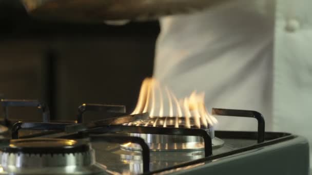 Chef Mis Casserole Sur Cuisinière Gaz Gros Plan Nourriture Processus — Video