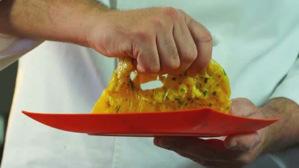 Chef Deed Het Kippenvlees Pan Kip Schnitzel Voedsel Van Dichtbij — Stockvideo