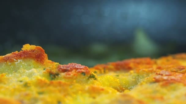 Frying Chicken Schnitzel Macro Filmación Comida Cerca Proceso Cocina Chef — Vídeos de Stock