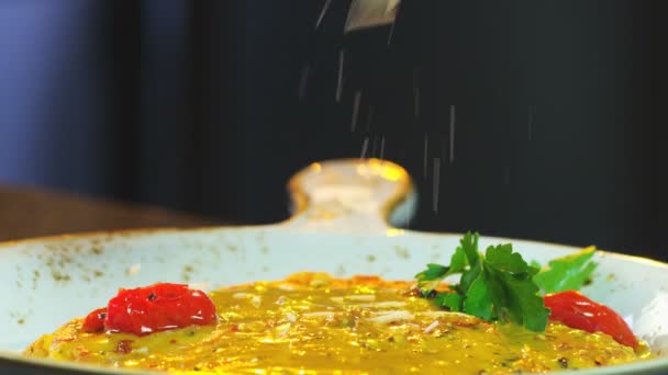 Сир Сталевій Траві Додавання Кухні Продукти Харчування Процес Приготування Їжі — стокове відео