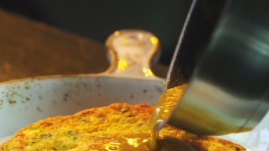 Pan tavuklu şnitzele sos ekle. Yakın çekim yemek. Yemek pişirme süreci. Şef Aşçılık Tabağı. Şef yemek hazırlıyor. (Kızıl Ejder Kamerası, Sinema Kaliteli Makro Görüntüler).