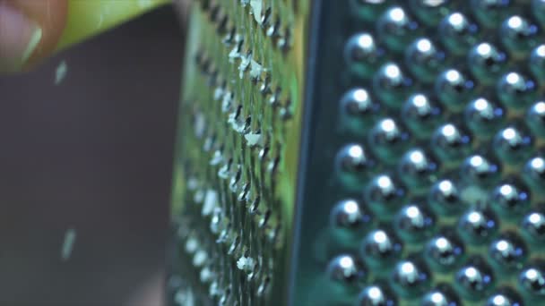 Râpes de fromage. Chef râper le fromage. Gros plan Nourriture. Processus de cuisson. Chef Plat de Cuisine. Chef préparant la nourriture. (Caméra Dragon Rouge, Mouvement lent, Qualité cinématographique Macro Footage ).