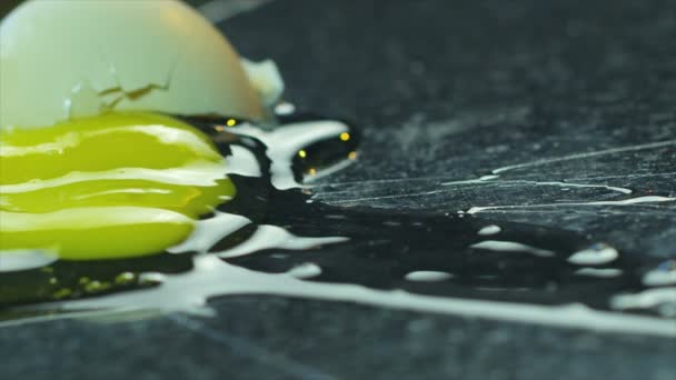 卵の滝とテーブルの上に壊れます 卵が砕ける クローズアップ フード 調理プロセス 料理長 料理長 レッドドラゴンカメラ スローモーション シネマティック品質マクロ映像 — ストック動画