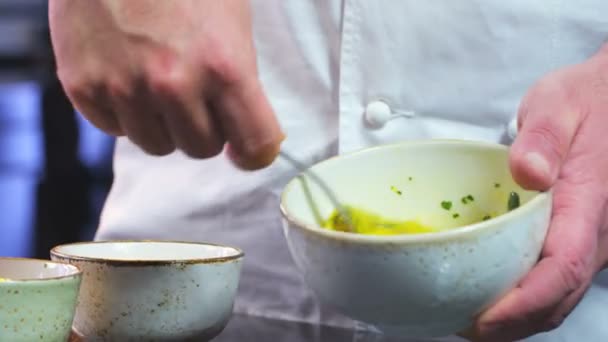 Bičování Vajíček Míchám Vejce Šéfkuchař Vaří Omeletu Zblízka Jídlo Proces — Stock video