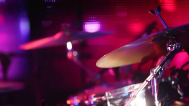 Mikrofonlu konser sahnesi