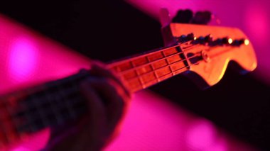 Siyah arkaplanda bir gitarı kapat