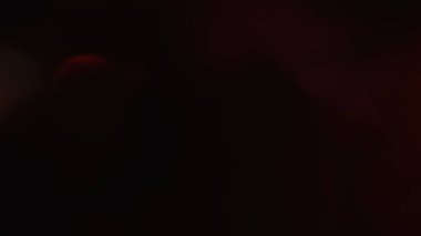 Parlayan ışık sızıntıları olan soyut koyu arkaplan