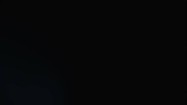 Güzel ışık sızıntılarının fotoğrafı. Bokeh ışık efektleri. Moda Lens Fişeği. Mavili ışıklar.