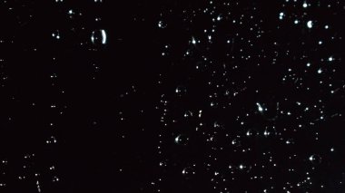 Yağmurlu pencerenin soyut koyu arkaplanı, siyah camlara yağmur damlaları