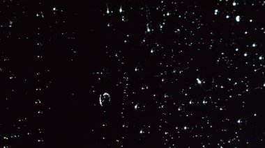 Yağmurlu pencerenin soyut koyu arkaplanı, siyah camlara yağmur damlaları