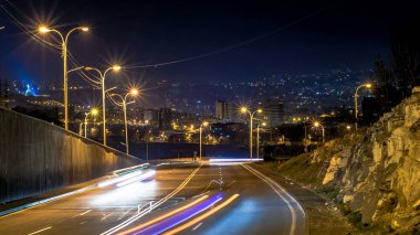 Trafik ışıklarının gece görüntüsü