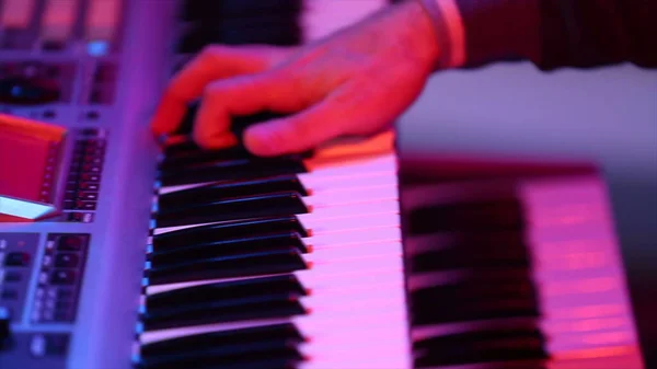 Close Male Hand Playing Piano Synthesizer — Stock Photo, Image