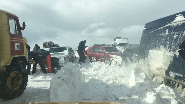 People Clearing Snow Road lizenzfreie Stockfotos