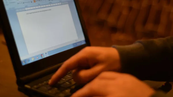 Pria Menggunakan Komputer Laptop Rumah Stok Gambar Bebas Royalti