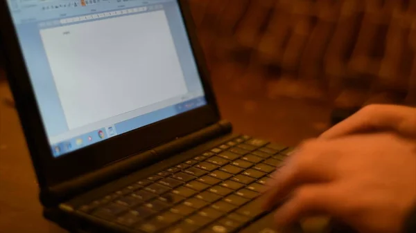 Pria Menggunakan Komputer Laptop Rumah Stok Lukisan  