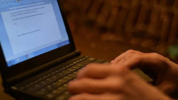 Pria Menggunakan Komputer Laptop Rumah Stok Foto