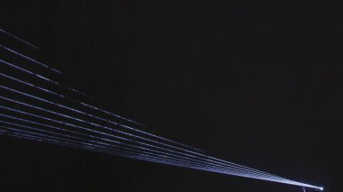 Parlayan neon ışıklı soyut koyu arkaplan. 3d oluşturma