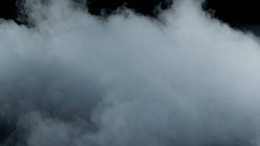 Kara Arkaplanda Gerçekçi Bulutların Fotoğrafı.