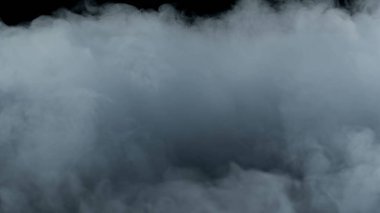 Kara Arkaplanda Gerçekçi Bulutların Fotoğrafı.