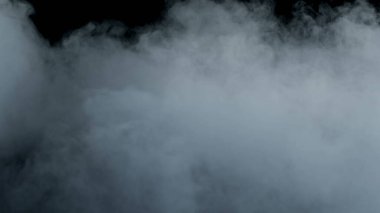 Kara Arkaplanda Gerçekçi Bulutların Fotoğrafı.