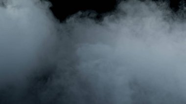 Kara Arkaplanda Gerçekçi Bulutların Fotoğrafı.