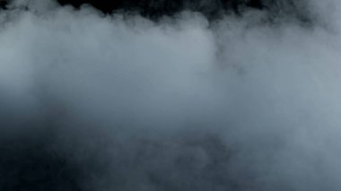 Kara Arkaplanda Gerçekçi Bulutların Fotoğrafı.