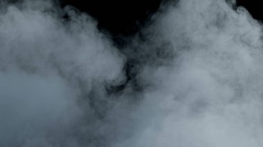 Kara Arkaplanda Gerçekçi Bulutların Fotoğrafı.