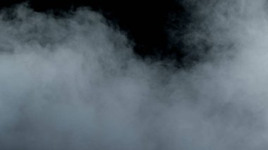 Kara Arkaplanda Gerçekçi Bulutların Fotoğrafı.