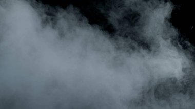 Kara Arkaplanda Gerçekçi Bulutların Fotoğrafı.