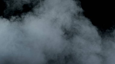 Kara Arkaplanda Gerçekçi Bulutların Fotoğrafı.