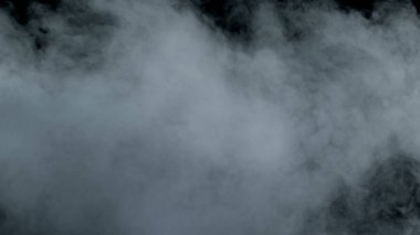 Kara Arkaplanda Gerçekçi Bulutların Fotoğrafı.