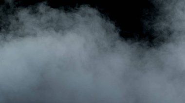 Kara Arkaplanda Gerçekçi Bulutların Fotoğrafı.